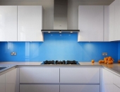 Xu hướng sử dụng kính cường lực màu trong nội thất bếp hiện đại